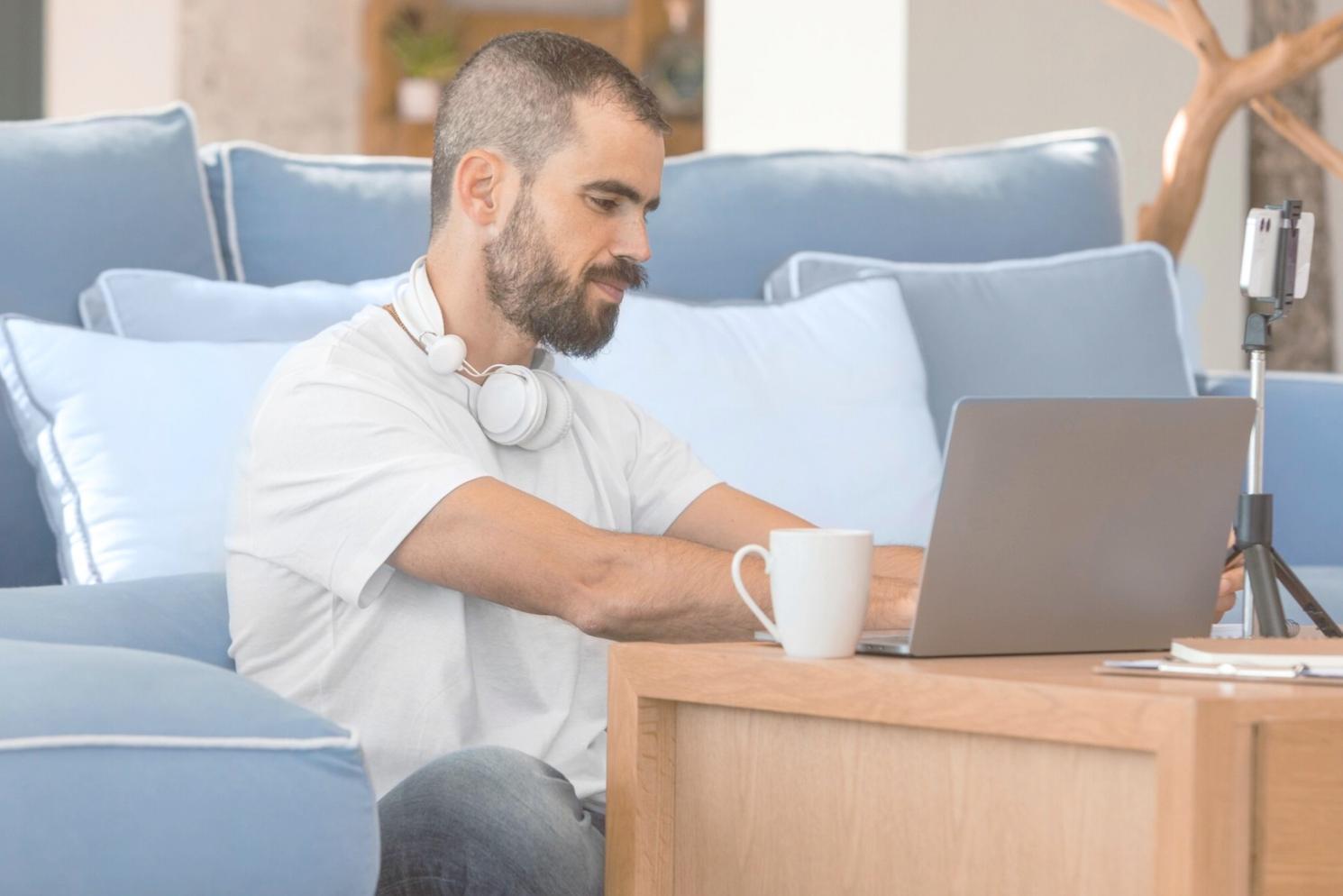 One-on-one mentorship session with finance communication expert